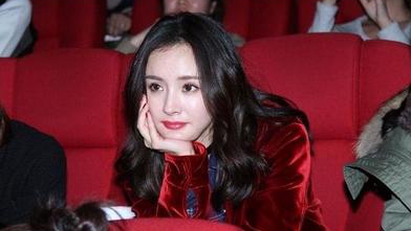 杨幂孙俪金鹰奖后台相拥，二十年姐妹情引爆全网泪点